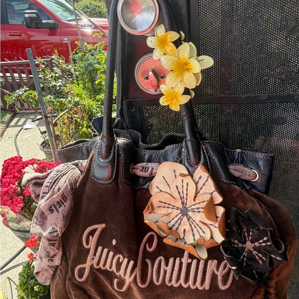 Gorgeous RARE Y2k 90sVintage brown velour Floral Juicy Couture Daydreamer bag